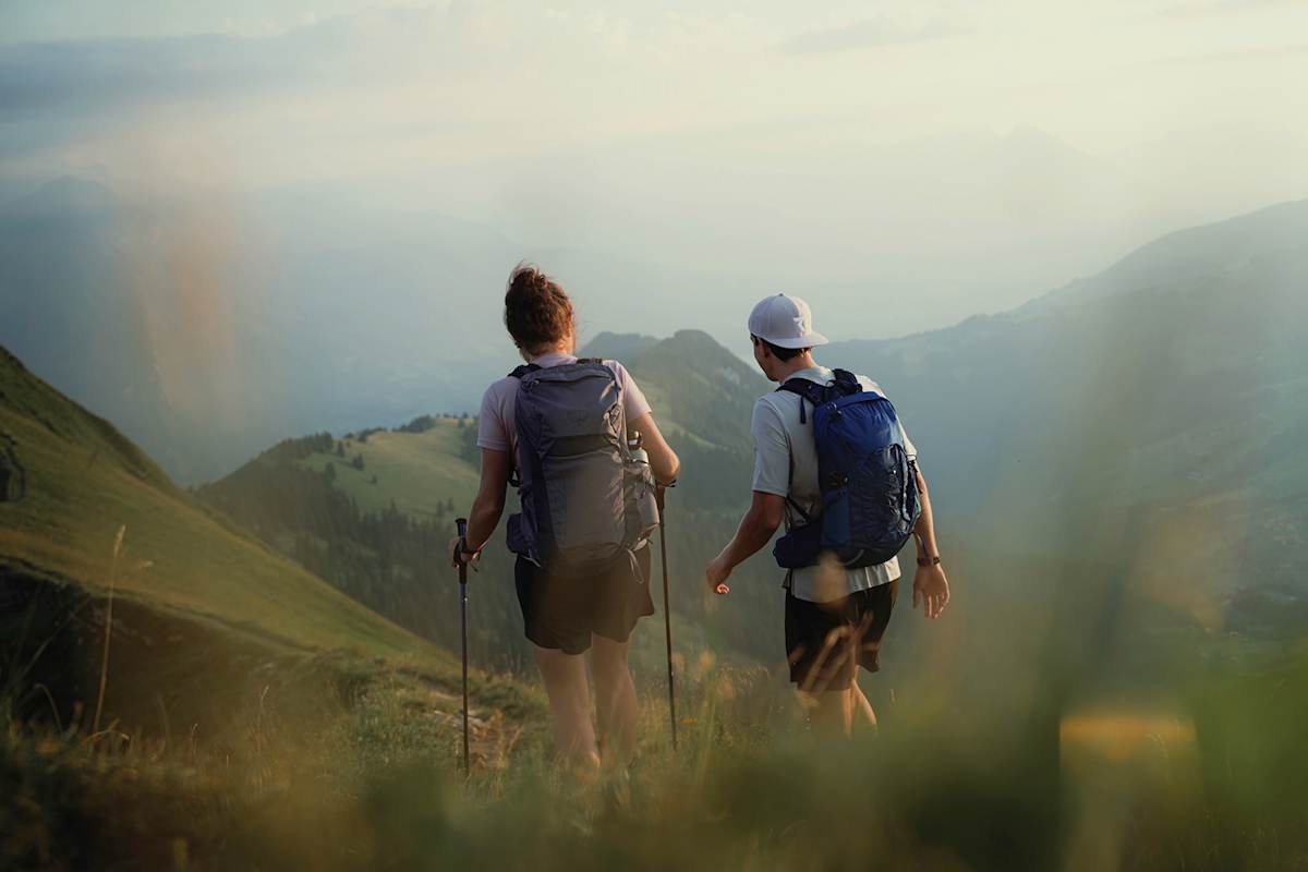 Bergabstieg, mit den Rucksack-Modellen von Osprey, 2 Wanderer