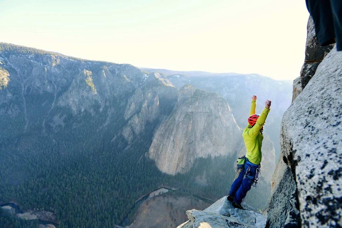 Geschafft! Tommy Caldwell im Ausstieg angekommen und reißt die Arme in die Luft