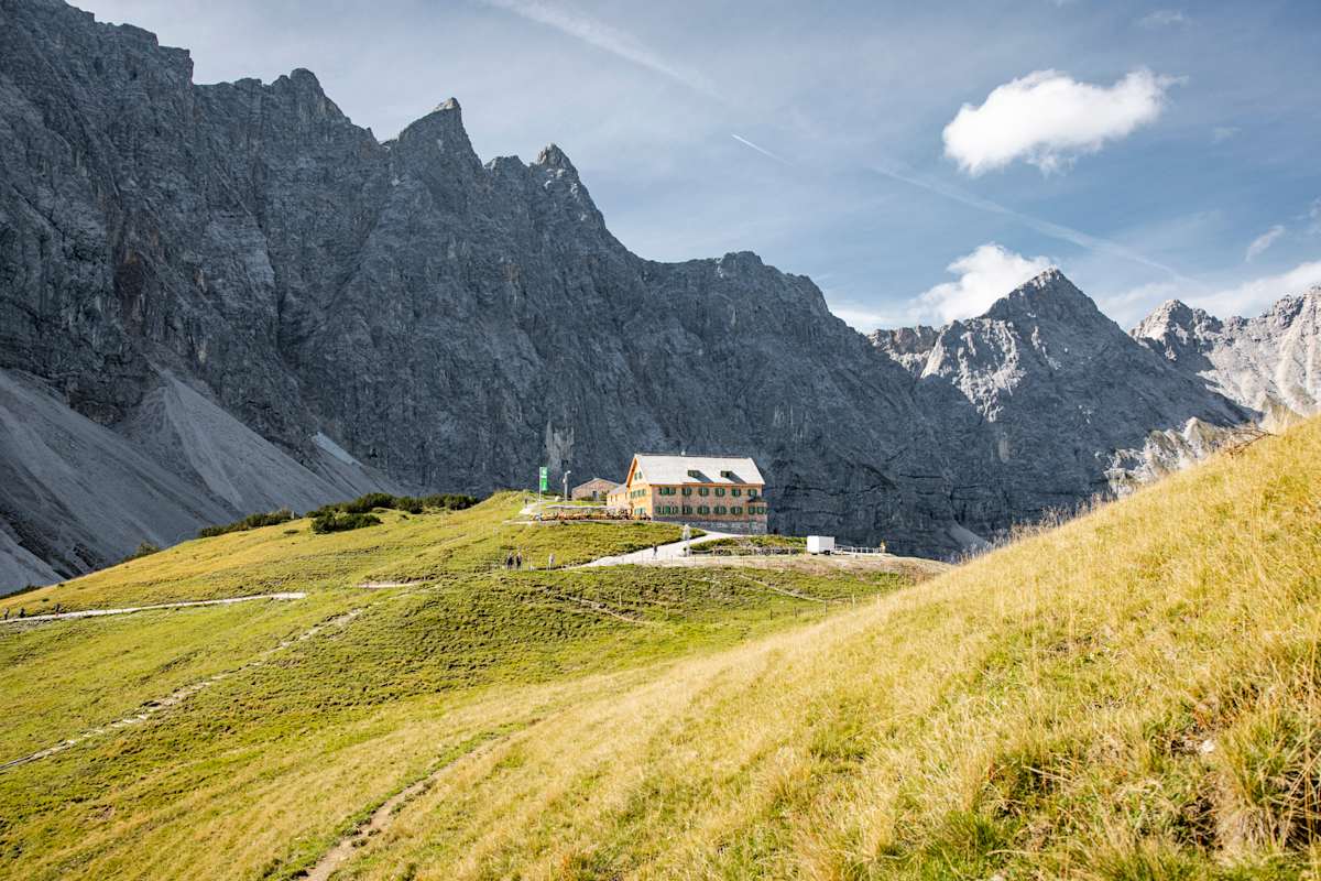 Die Falkenhütte im Karwendel unter den mächtigen Lalidererwänden