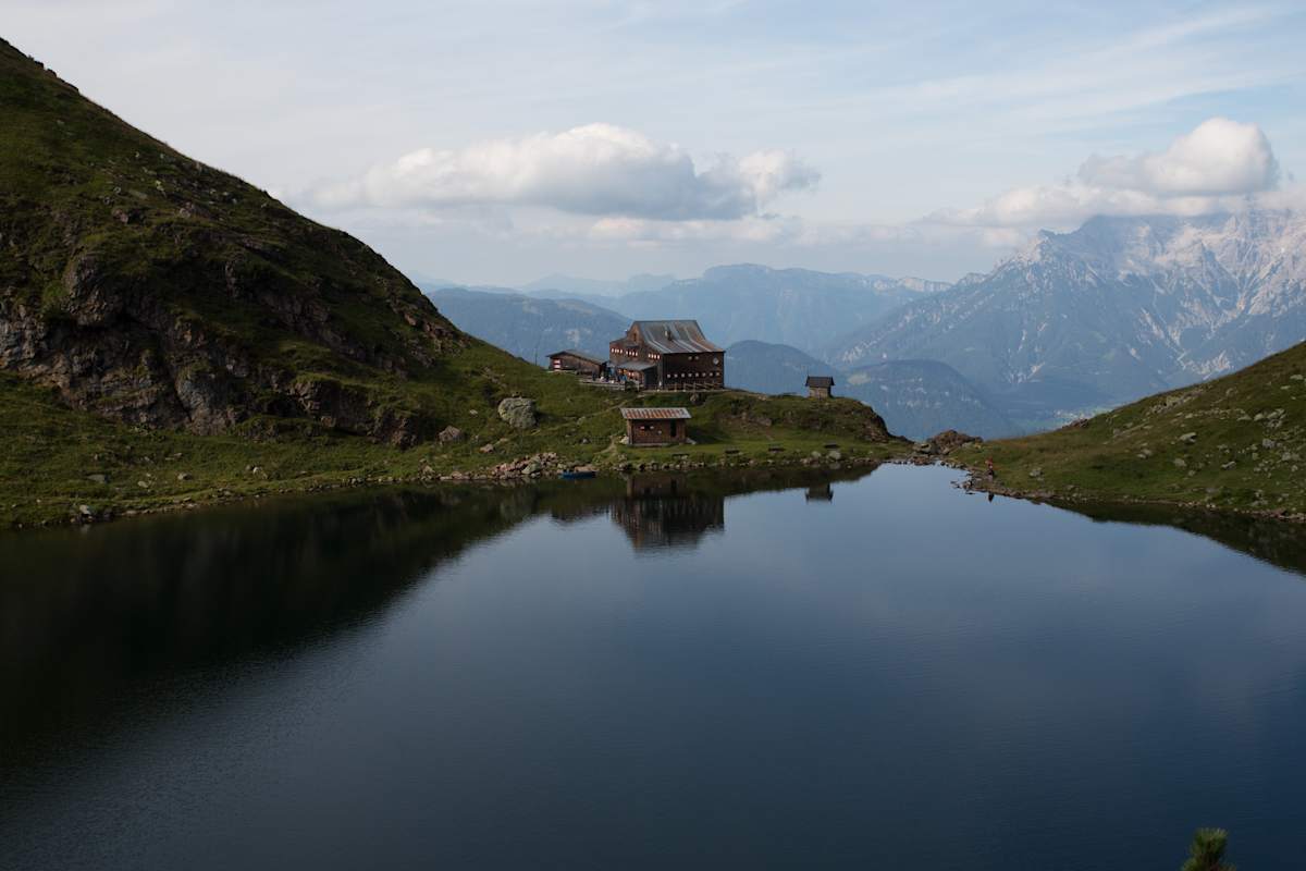 Wildseeloderhaus in Tirol. Panorama mit See und Bergblick.