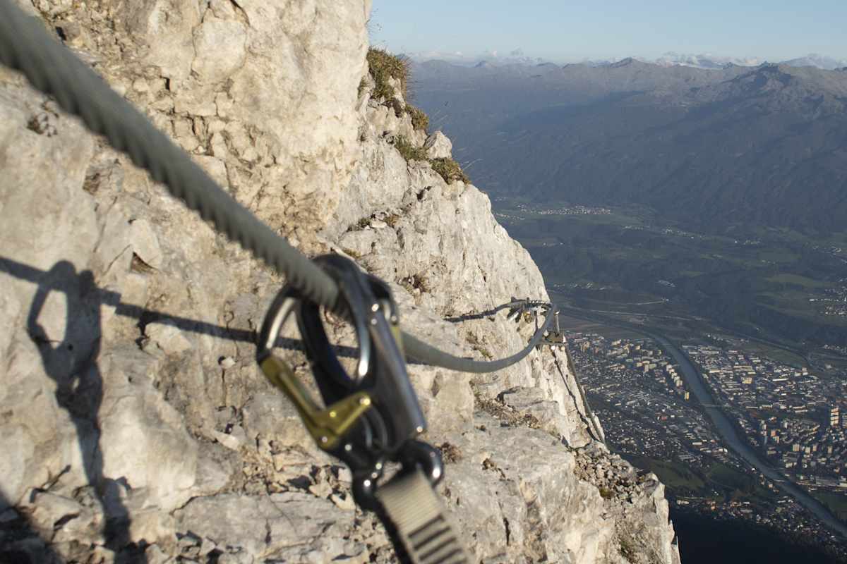 Kletterroute bei Innsbruck mit Blick auf die Stadt.