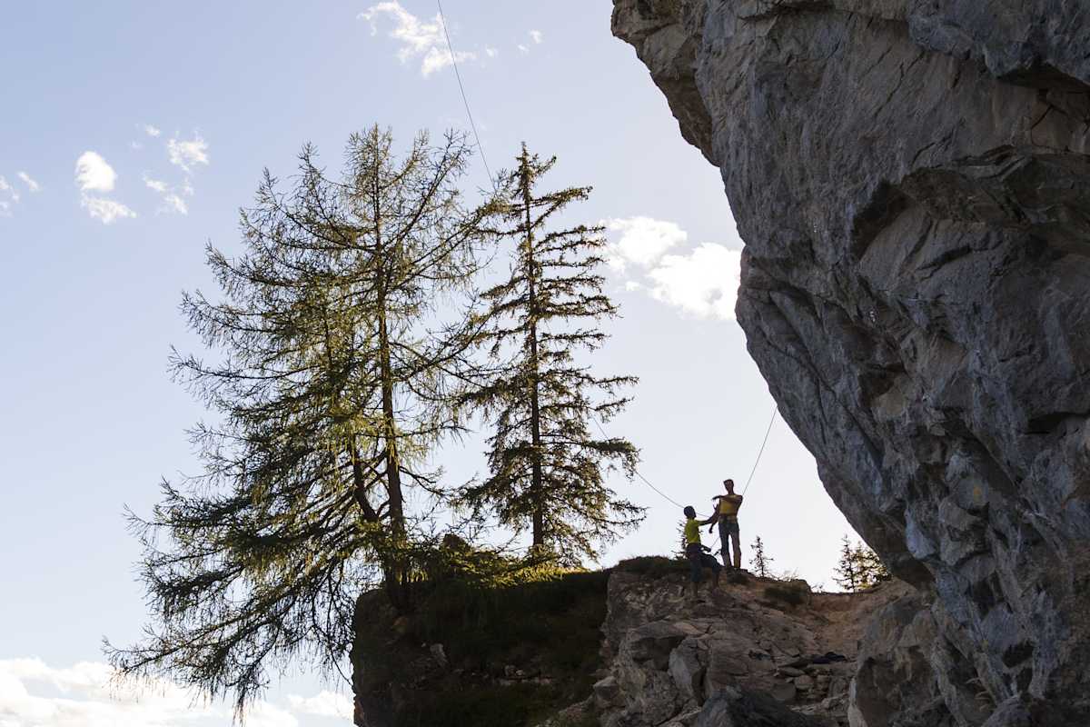 Zwei Kletterer mache Pause bei ihrer Klettertour in Tirol