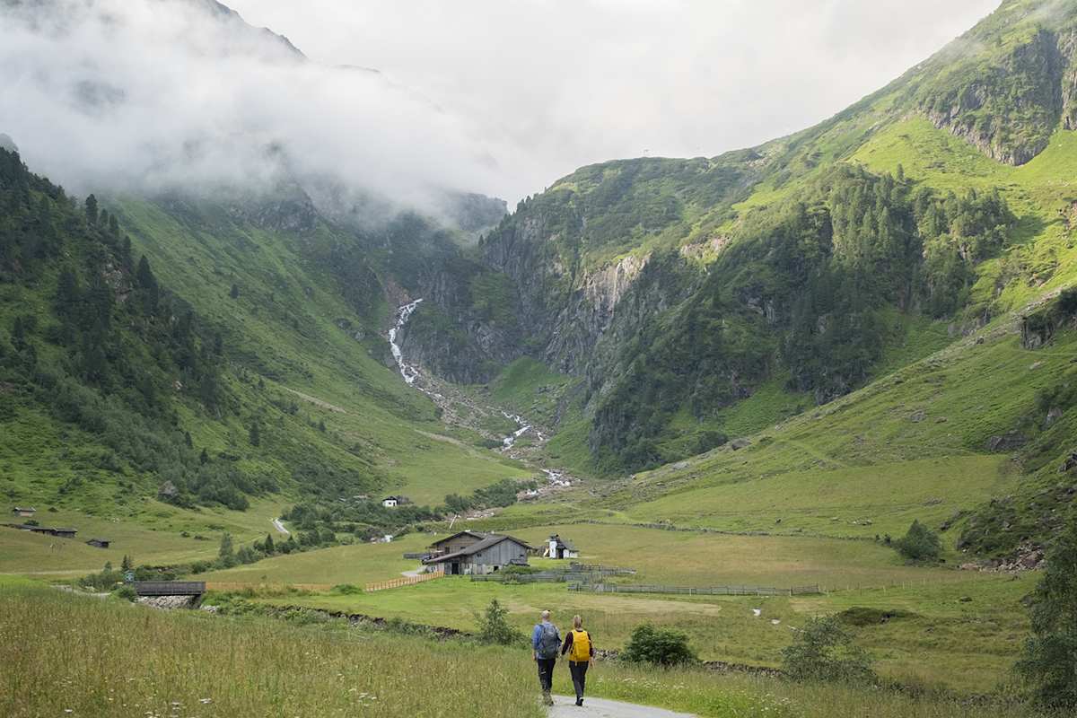 Stubaital Ausblick, zwei wanderer schlendern zur Hütte