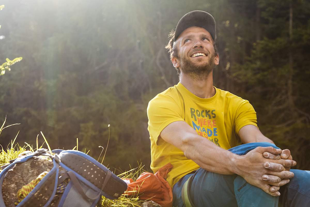 Mann sitzt im Gras und genießt die Natur in Osttirol