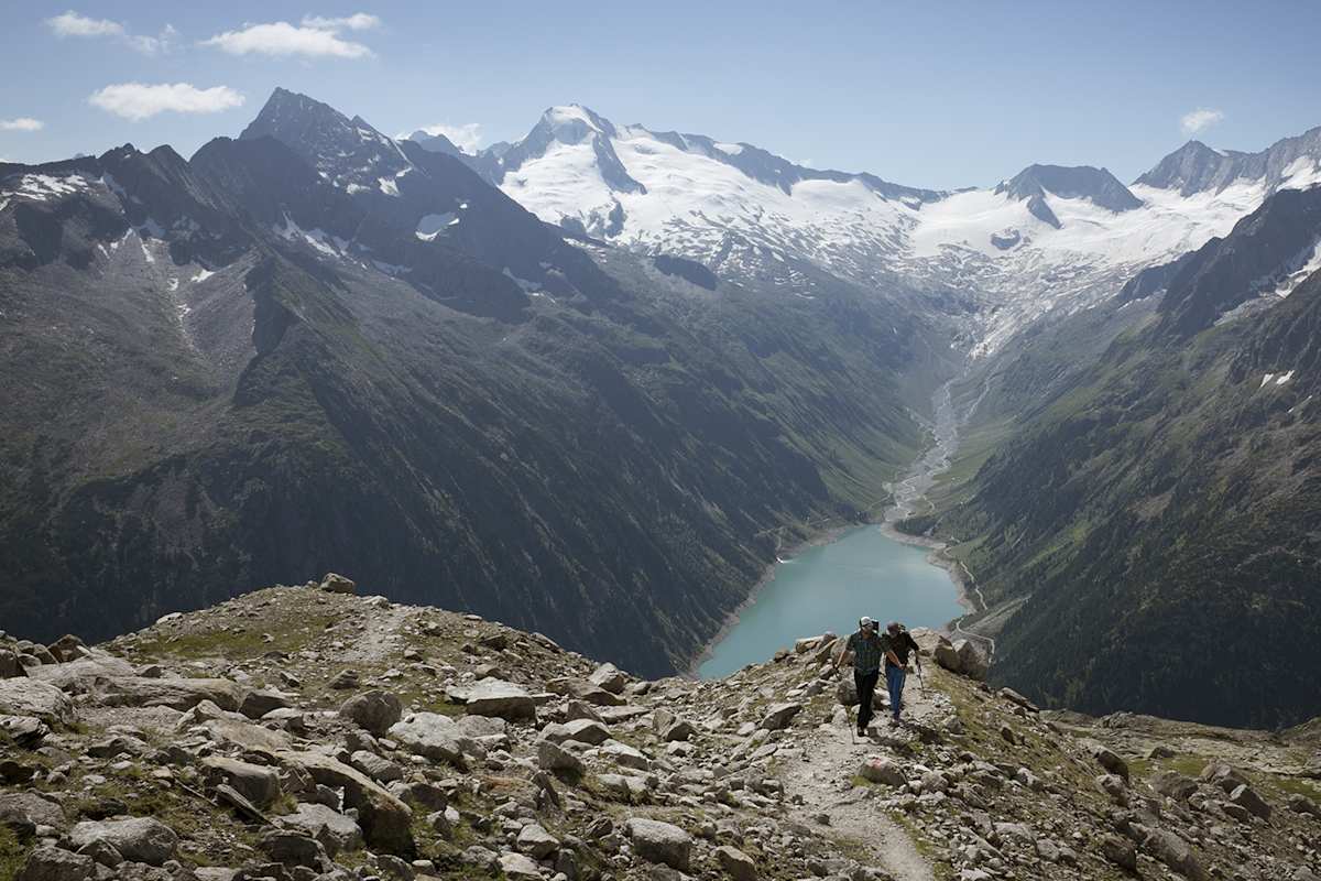 Zwei Wanderer gehen auf die Bergspitze zu