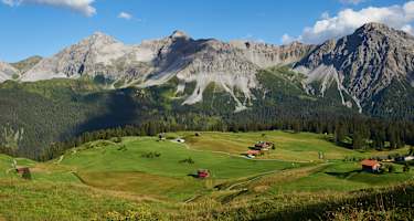 Die Wanderung bietet eine schöne Aussicht auf das Schanfigg.