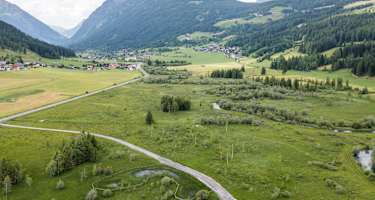 Weißpriach von oben: Die Longa zieht sich durch die weite Tallandschaft und begleitet uns auf der Bike-Etappe.