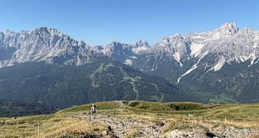Beim Aufstieg aufs Hornischegg öffnet sich der Blick auf die markanten Gipfel der Sextner Dolomiten.