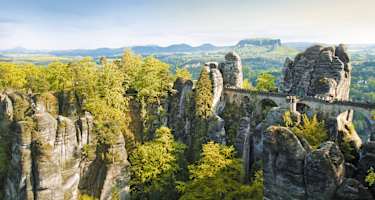 Die Bastei ist wohl die berühmteste Sehenswürdigkeit der Sächsischen Schweiz und besonders imposant, wenn aus dem Elbtal der Morgennebel aufsteigt.