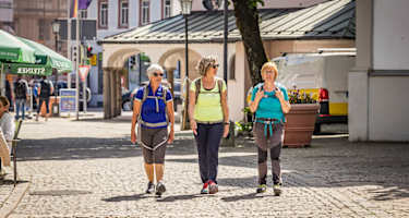 Wanderer auf Entdeckungstour in Prien am Chiemsee, Bayern