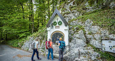 Wanderer entdecken eine Wegkapelle in Sachrang, Bayern