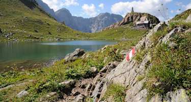Die malerisch gelgene Wolayersee Hütte am Karnischen Hauptkamm