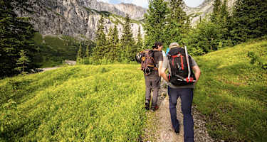 Kurz hinter der Höllentalangerhütte, die Plattenfluchten des „Bretts“ bereits im Blick.