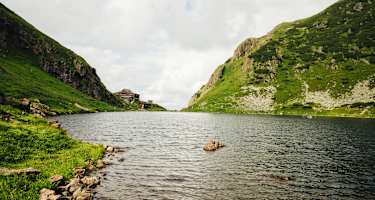 Der Wildseelodersee in den Kitzbüheler Alpen mit dem Wildseeloderhaus im Hintergrund