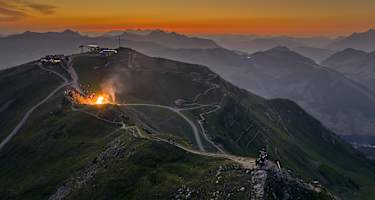 Sonnwendfeuer auf dem Westgipfel in Saalbach Hinterglemm.