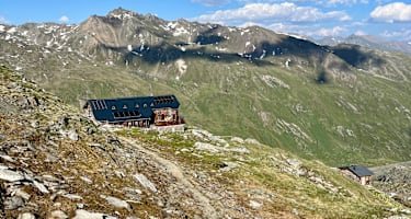 Badener Hütte in Osttirol - im Hintergrund die zum Teil noch schneebedeckten Berge