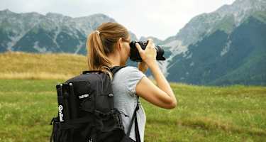 Bergfotografie: Hobbyfotografin Anna aus Innsbruck vor Bergpanorama