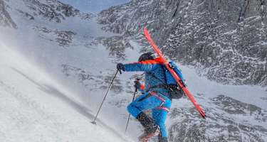 Skibergsteiger beim Aufstieg in einer Steilrinne