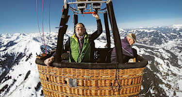 Die Hand am Brenner des Heißluftballons