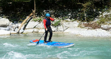 Stand-Up-Paddler im Wildwasser