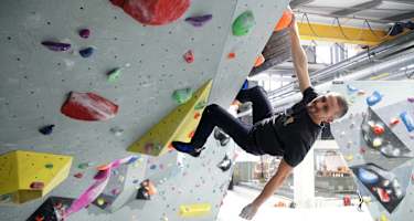 Kletterer in der Boulderhalle