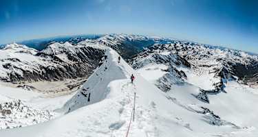 Bergsteiger am Gipfelgrat des Großglockners