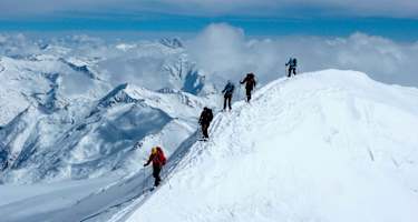 Skibergsteiger am Gipfelgrat des Großvenedigers im Winter