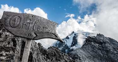 Ab der Julius Payer Hütte beginnt der anspruchsvolle Teil des Normalweges auf den Ortler