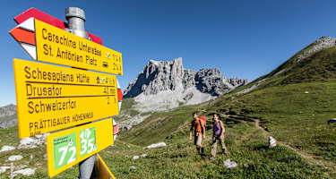 Wandern im Bergsteigerdorf St. Antönien in Graubünden in der Schweiz.