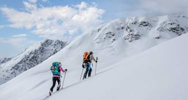 Skitourengeher in den winterlichen Alpen