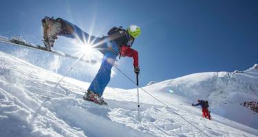 Skitourengeher bei einer Spitzkehre