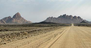 Spitzkoppe (links) und Pontoks (rechts)