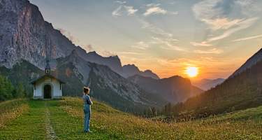 Mädchen bei Sonnenuntergang am Berg