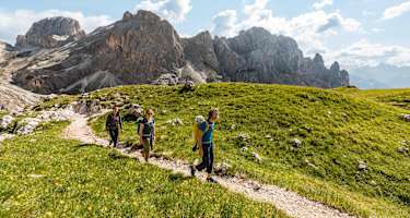 Wandern in Rosengartenmassiv in den Dolomiten