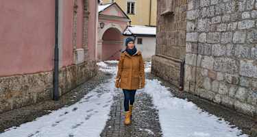 Frau beim Winterbummel