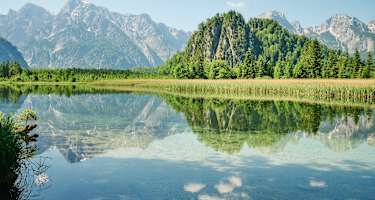 Der Almsee in Grünau im Almtal mit dem Toten Gebirge im Hintergrund