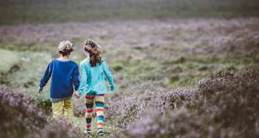 Kinder beim Wandern