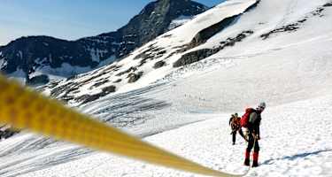 Angeseilt am Gletscher: Lange Abstände und gespanntes Seil.