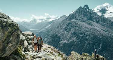 Zwei Frauen und ein Mann wandern auf dem Almageller Höhenweg.