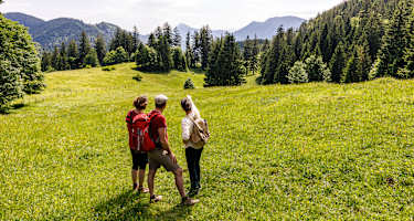 Drei Personen sind in Ruhpolding wandern.