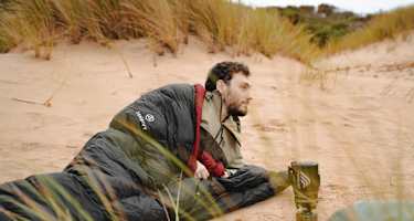 Das Zenbivy Light Bed Convertible ist ein modulares Schlafsystem aus Quilt und Sheet.