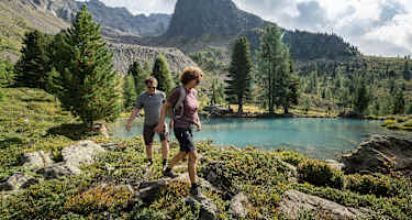 Eine Frau und ein Mann gehen in Paznaun-Ischgl wandern.