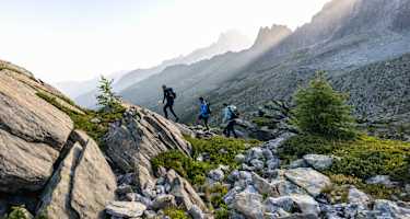 Zwei Männer und eine Frau gehen eine Tour auf einem panoramareichen Weg und tragen dabei den Ducan III Low LTH GTX.