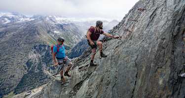 Zwei Kletterer steigen auf den Mittaghorn Klettersteig im Saastal.
