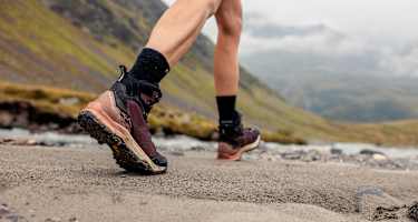 Der LOWA® EXPLORER GTX MID für Damen auf einem sandigen Gelände.