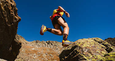 EIn Trailrunner läuft im Sommer mit Trailrunning-Schuhen von La Sportiva in der Natur