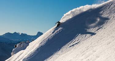 Skifahrer im freien Gelände