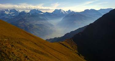 Wandern in den Berner Alpen: Blick in Richtung Kandersteg entlang der Tour auf den Niesen