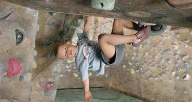 Abhängen wie die Großen: Klettertraining in der Halle zahlt sich später einmal aus