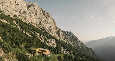 Blick auf das Buchsteinhaus und die Felsen des Gesäuse